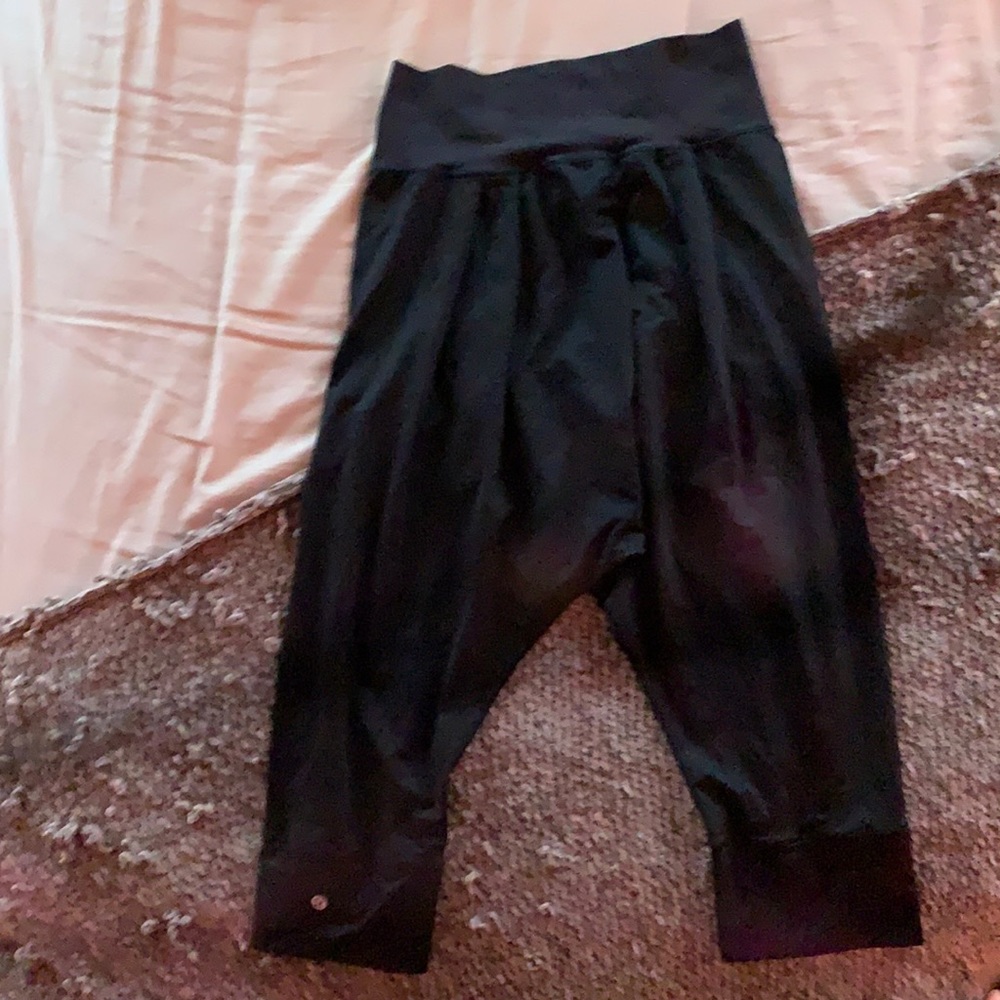 black lululemon cropped harem yoga pants